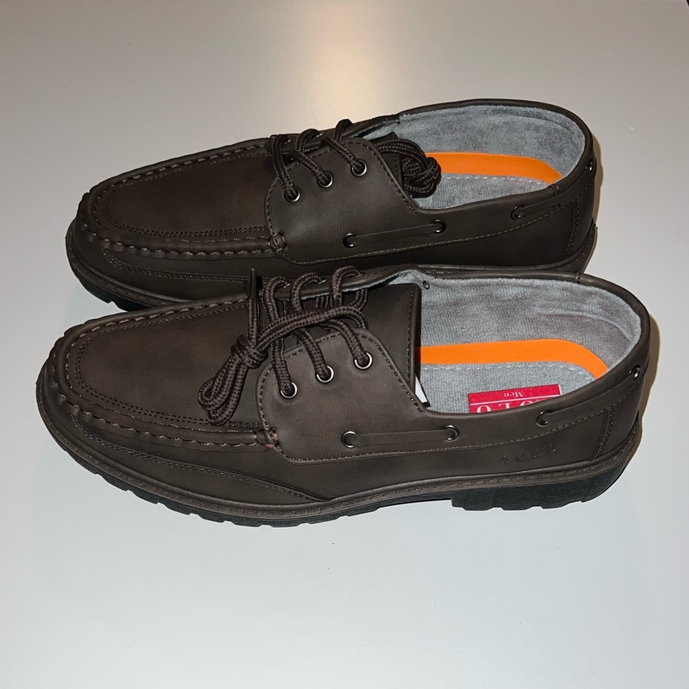 Size 8.5 chocolate brown lace up boat shoes